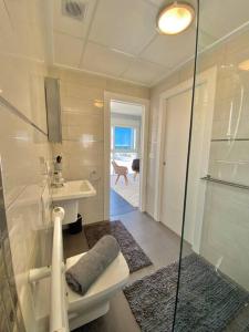 ein Badezimmer mit Toilette, Waschbecken und Dusche in der Unterkunft Casa Bella ~ Luxurious Villa in Alicante in Gran Alacant