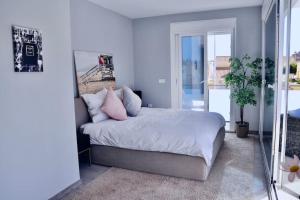 ein Schlafzimmer mit einem Bett mit rosa Kissen in der Unterkunft Casa Bella ~ Luxurious Villa in Alicante in Gran Alacant + 67 Fotos