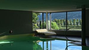 una sala de estar con una habitación con una piscina de agua en Villa Tivoli, en Merano