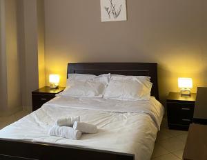 เตียงในห้องที่ Cloud8 Apt with Castle View, 7km from the Beach