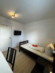 Zimmer mit einem Bett und einem TV an der Wand in der Unterkunft Haus Ostseestrand36 in Timmendorfer Strand