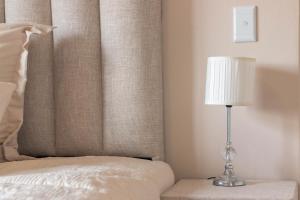 una lámpara sentada en una mesa junto a una cama en ABGS AIR BnB 2 Bedroom Apartment, en Lafrenz Township