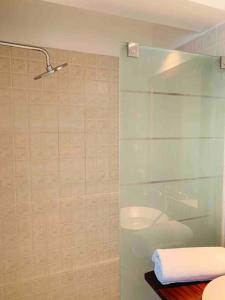 a bathroom with a glass shower with a toilet at Apartamento frente al mar in Lima