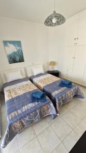 Dos camas una al lado de la otra en un dormitorio. en Romanson Seaview Apartment, en Kissonerga 25 fotos más