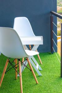 una sedia bianca seduta sull'erba accanto a un tavolo di ABGS AIR BnB 2 Bedroom Apartment a Lafrenz Township