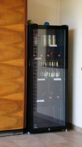 un refrigerador negro con un montón de bebidas en él en Néró Apartman, en Veľký Meder
