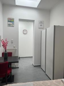 d'une salle à manger avec une table et un réfrigérateur. dans l'établissement Sonnenblume Residenz, à Oftersheim