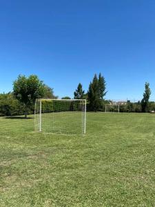 un campo vacío con un gol de fútbol. en Hostal del Sol - Fisherton en Rosario