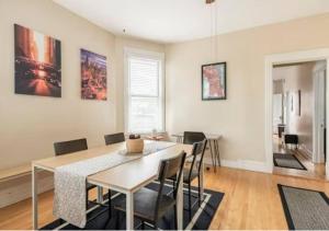 een eetkamer met een tafel en stoelen bij The Roscoe Village Guesthouse in Chicago