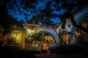 聖馬科斯塞拉利昂的住宿－Jaracanda Hostel San Marcos，一座晚上亮着灯的旧建筑