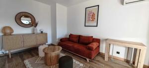 - un salon avec un canapé rouge et un miroir dans l'établissement La bergerie de Cupabia, à Serra-di-Ferro
