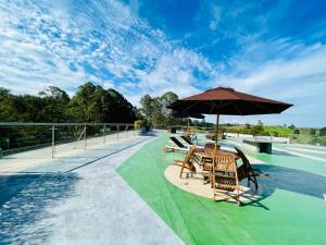 a patio with chairs and an umbrella on a roof at Suite hotelera llanogrande in Rionegro