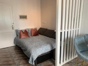 1 cama con 2 almohadas en una habitación en Habitaciones privadas cerca de la playa y aeropuerto en casa compartida con otros huéspedes en Playa Honda