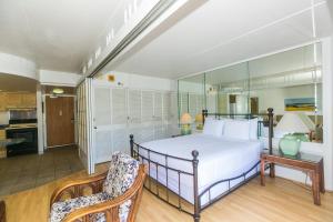une chambre avec un lit, une table et une chaise dans l'établissement Ilikai Tower 1936 condo, à Honolulu