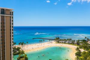una vista de una playa y el océano en Ilikai Tower 1936 condo, en Honolulu 17 fotos más