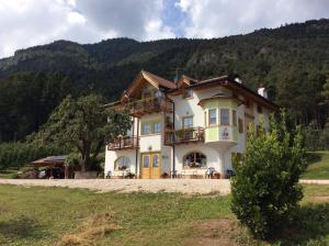 ein großes Haus inmitten eines Feldes in der Unterkunft Agriturismo Maso Tafol in Cloz