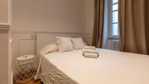 a bedroom with a bed with two towels on it at Cavallotti 22 in La Spezia