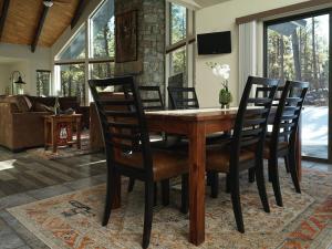 einen hölzernen Esstisch und Stühle im Wohnzimmer in der Unterkunft Cobalt Cabin Gateway to Grand Canyon Sedona & More in Williams