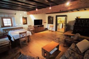 MaLu vintage house with garden في لوغانتيس: غرفة معيشة كبيرة مع طاولة وأريكة