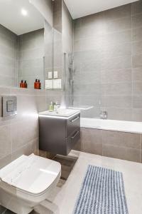 a bathroom with a toilet and a sink and a tub at Hertfordshire's Luxury House in Hemel Hempstead