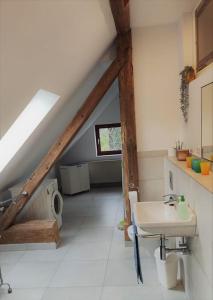 MaLu vintage house with garden في لوغانتيس: حمام مع حوض في العلية