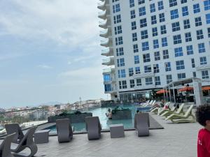 basen w hotelu z krzesłami i budynkami w obiekcie OlaMola City Apartment Panamá w Panamie