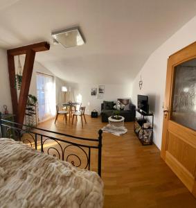 a bedroom with a bed and a living room at NEUES ruhiges Apartment, Bergblick, Stellplatz in Bischofswiesen