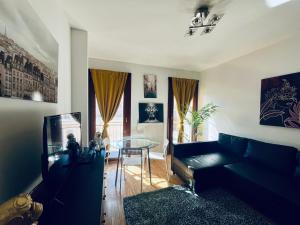 布達佩斯的住宿－K3，带沙发和玻璃桌的客厅