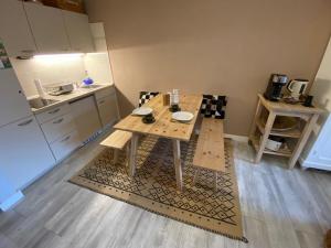 a small kitchen with a wooden table and a counter at Ferienwohnung Darosa Gipfelglück in Seeg