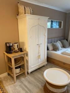 a small room with a bed and a small table at Ferienwohnung Darosa Gipfelglück in Seeg