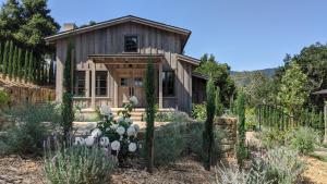 Сад в Exquisite luxury executive cottages