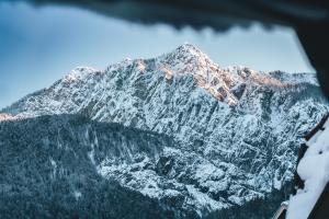 uma montanha coberta de neve e árvores em Podlipnik Apartments em Rateče