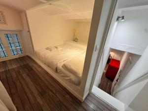 ein kleines Schlafzimmer mit einem Bett in einem Zimmer in der Unterkunft Carre D'or: Very Central Calm Cozy 2BR, with Wi-Fi in Nizza