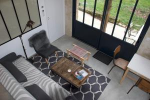 a living room with a couch and a table at Maison Saint Georges in Saint-Georges-sur-Cher