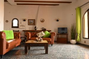 een woonkamer met leren banken en een salontafel bij Casa Veintiuno en Calp in Calpe