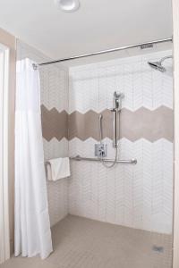 y baño con ducha y cortina de ducha. en Club Wyndham Harbour Lights en San Diego