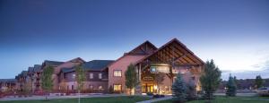 un gran edificio con techo de gambrel en Club Wyndham Glacier Canyon, en Lake Delton