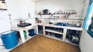 eine Küche mit einer Spüle und einer Arbeitsplatte in der Unterkunft Parcerito's Hostel in Jericó