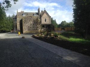 una antigua casa de piedra con entrada en The Villa Levens, en Levens