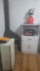 une cuisine avec des placards blancs et une assiette de fruits dans l'établissement casitadeplaya, à Balneario Buenos Aires