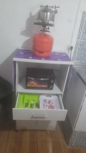 - une étagère violette et blanche dans un réfrigérateur dans l'établissement casitadeplaya, à Balneario Buenos Aires
