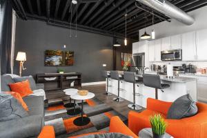 uma sala de estar com mobiliário laranja e uma cozinha em Luxury Urban 1BR King Bed-Parking - Heart of Historic Germantown - Temple & LaSalle -105- Stay Long Term! em Filadélfia