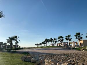 einen Strand mit Palmen und Häusern in der Unterkunft استيديو علوى بورتو سعيد porto said Studio in a resort in `Ezbet Shalabi el-Rûdi