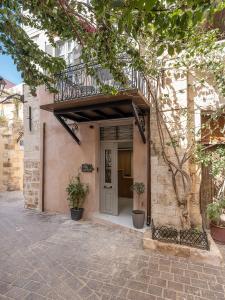 a building with a door and a balcony at Porto Vecchio in Chania