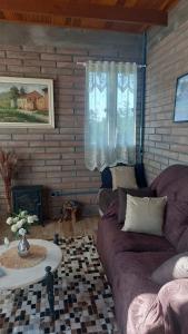 sala de estar con sofá y mesa en Chácara Bela Vista en Taquara