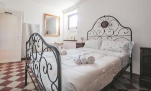 ein Schlafzimmer mit einem großen Bett mit zwei Kerzen darauf in der Unterkunft Casa Annita in Naggio
