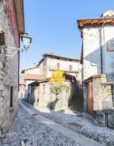 eine Gasse in einer Altstadt mit Steingebäuden in der Unterkunft Casa Annita in Naggio