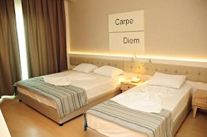 En eller flere senge i et værelse på Orfeus Queen Spa