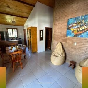 una sala de estar con una mesa y una pintura en la pared en Glamping Bio-Dorf Casa 4 en Trairi