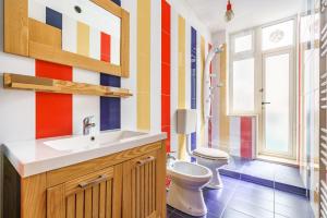 Un baño con lavabo e inodoro en Italianway - Mazara City Center Family Apartments, en Mazara del Vallo